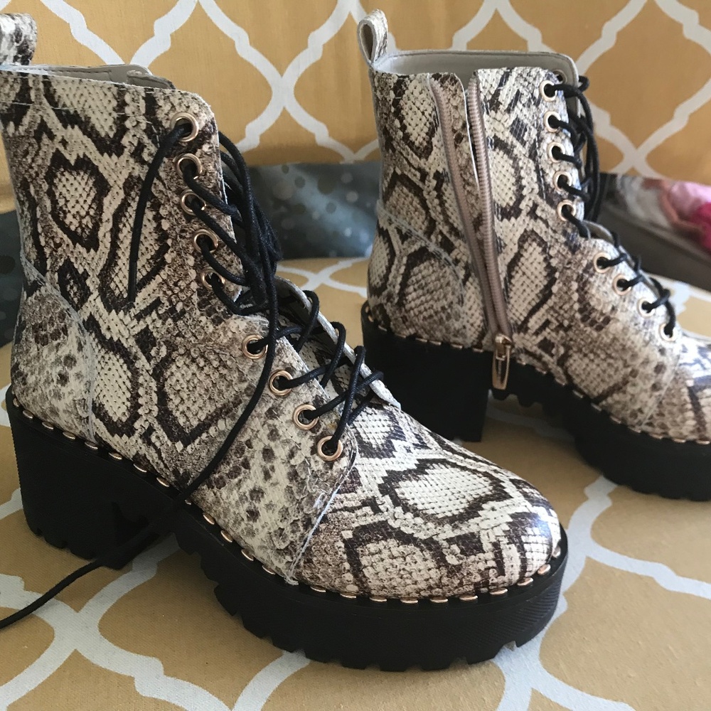 New Boots Vince Camuto Natural Reptile size 6